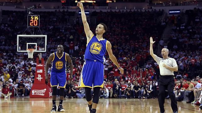 Curry deja a los Warriors a las puertas de la final