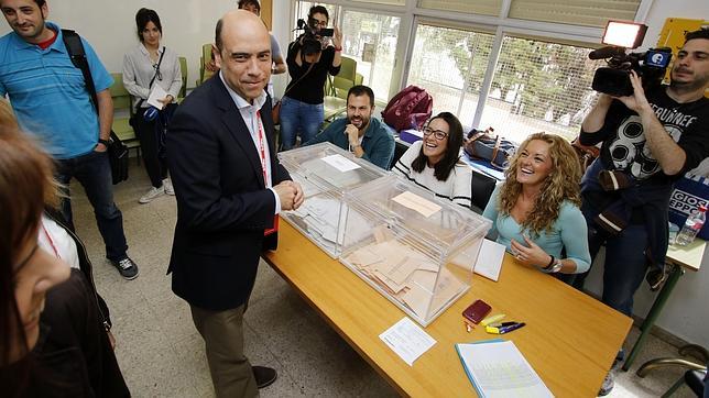 Gabriel Echávarri expresa sus «buenas sensaciones» al acudir a votar