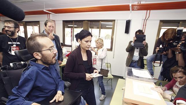 El líder de Podemos en Aragón y candidato al Gobierno regional, Pablo Echenique, depositando su voto