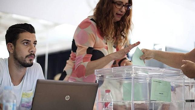 Una de las mesas electorales administrada electrónicamente de La Candelaria