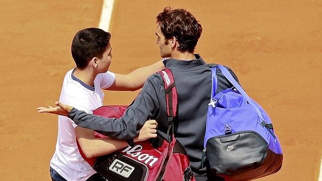 Roger Federer es acosado por un aficionado