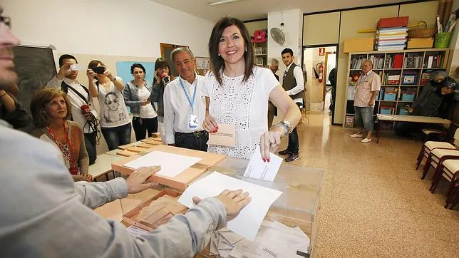 Mercedes Alonso, el domingo, depositando su voto