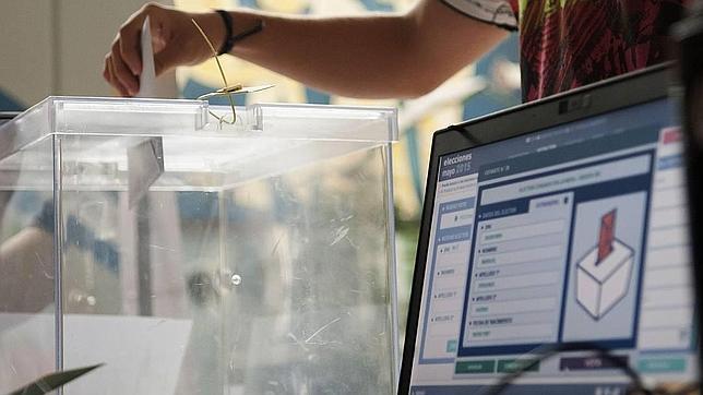 La participación electoral en Canarias es del 26,92% hasta las 13 horas y cae más de un punto con respecto a 2011