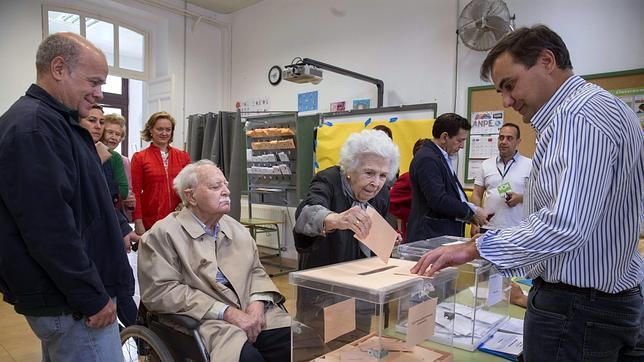 Una mujer ejerce su derecho al voto para las votaciones del 24M, hoy en el colegio electoral Cierva Peñafiel de Murcia