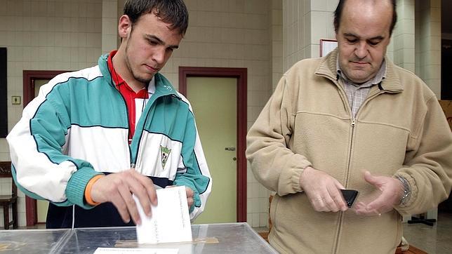 Un joven vota en las pasadas elecciones municipales y autonómicas