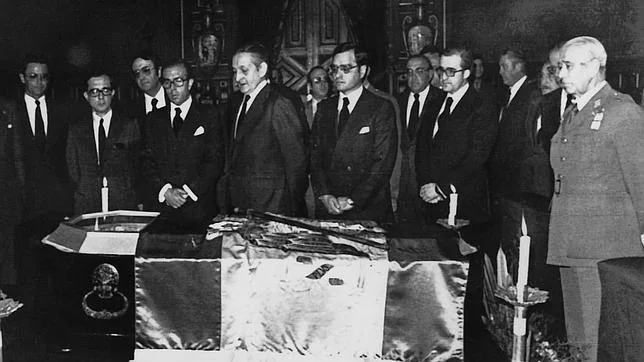 Máximas autoridades del Estado en la capilla ardiente de Juan María Araluce, asesinado en 1976 junto a cuatro miembros de su escolta