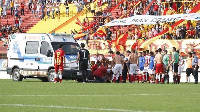 Fallece un futbolista tras desplomarse durante un partido