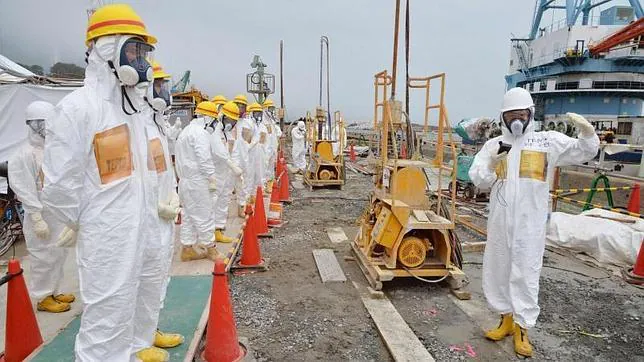 Miembros del equipo de investigación de Fukushima se preparan para inspeccionar uno de los muros de contención fabricados en la central nuclear japonesa