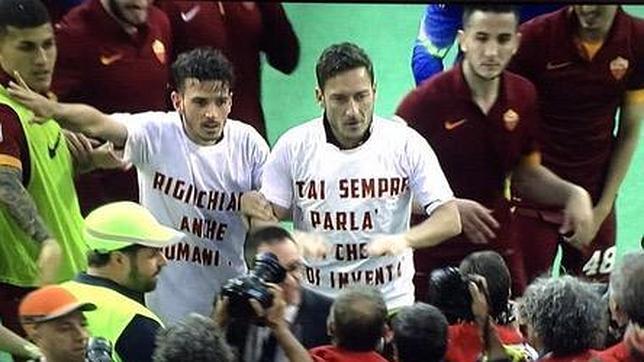 Los provocativos mensajes de Totti al Lazio