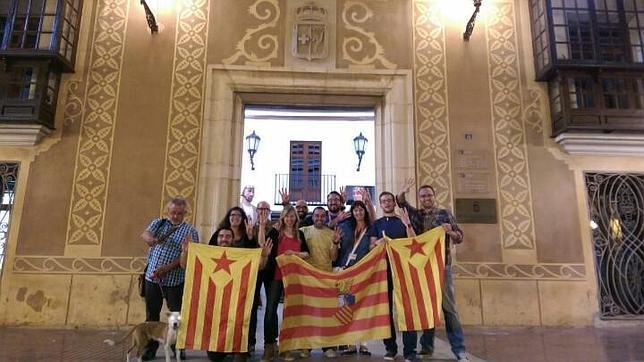 Compromís celebra su resultado electoral con banderas independentistas catalanas