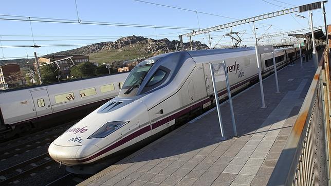 Un tren de alta velocidad con destino a la estación madrileña de Atocha espera su salida en la de Puertollano (Ciudad Real)