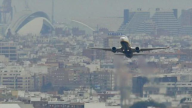 Un avión comercial despega en 2010 desde elaeropuerto de Manises (Valencia)