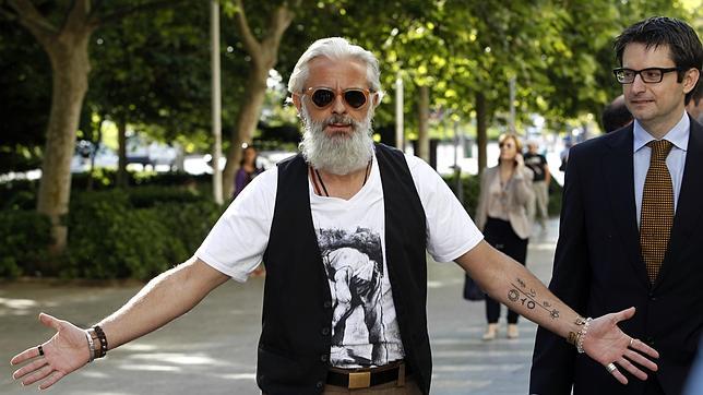 Imagen de un irreconocible Marcos Benavet a su llegada a la Ciudad de la Justicia de Valencia