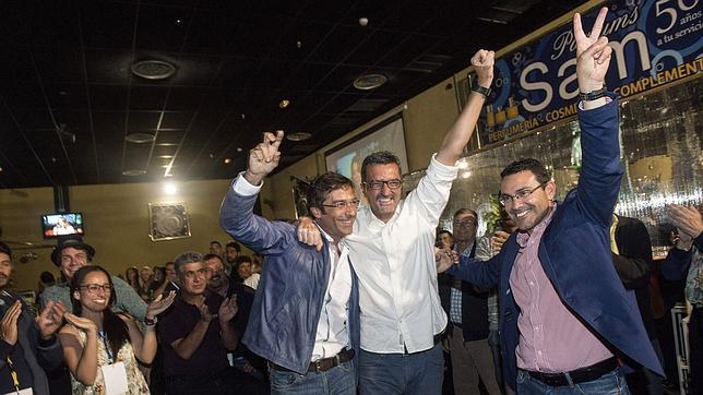 El candidato por Coalición Canaria al Cabildo, Pedro Sanginés (3d), celebra su resultado en las elecciones municipales y autonómicas