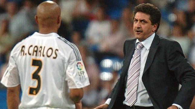 García Remón da instrucciones ante la mirada de Roberto Carlos