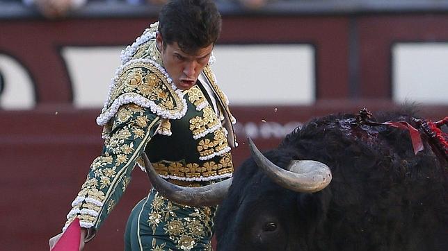 Vuelta al ruedo de Luque tras petición de oreja con el sobrero en San Isidro