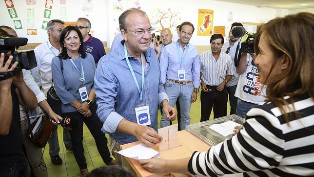 El candidato del PP a la Presidencia de la Junta de Extremadura, José Antonio Monago, ejerció su derecho al voto en el colegio público Las Vaguadas, en Badajoz, durante los comicios municipales y autonómicos del domingo