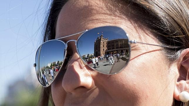 Una mujer lleva unas gafas de sol de la marca Ray-Ban