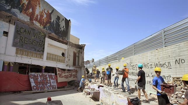 Can Vies continúa su reconstrucción un año después del desalojo fallido