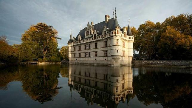 El castillo de Azay-le-Rideau, reflejado en el agua del río Indre