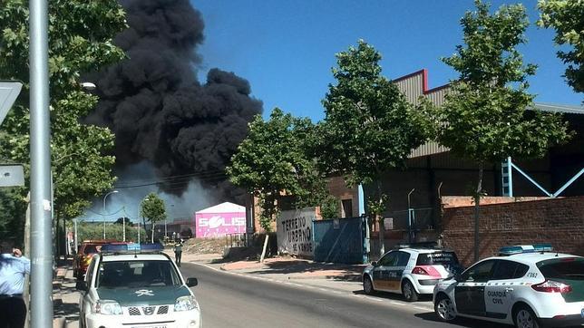 Incendio en una nave con productos químicos en Torrijos