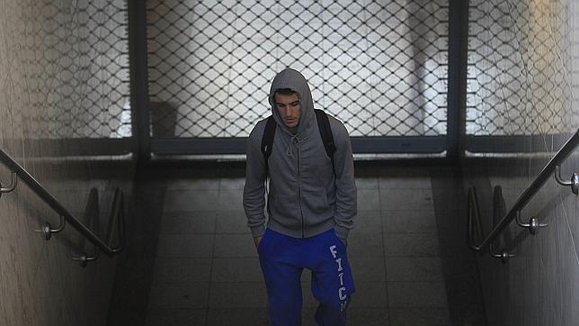 Un joven sube las escaleras de unaestación de metro cerrada en Atenas, Grecia