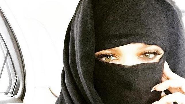 Khloé Kardashian la lía en las redes sociales con una fotografía con niqab