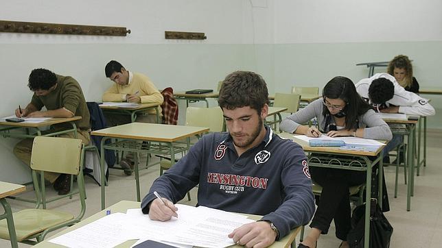 Un estudio advierte que el actual sistema de becas excluye a los alumnos repetidores y a los que abandonan