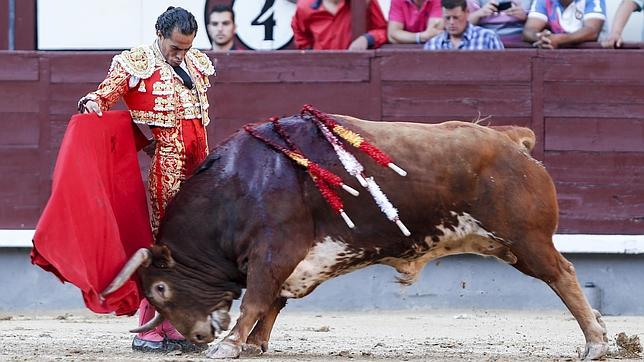 El banderillero Domingo Valencia sufre una cornada de dos trayectorias, de 20 y 25 centímetros