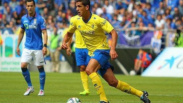 El Oviedo apura las vías para que Garrido no pueda jugar el playoff con el Cádiz