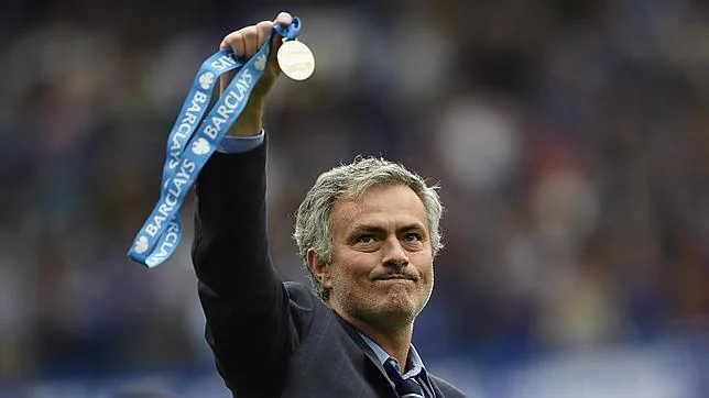 Jose Mourinho celebra tras la obtención del titulo con el Chelsea