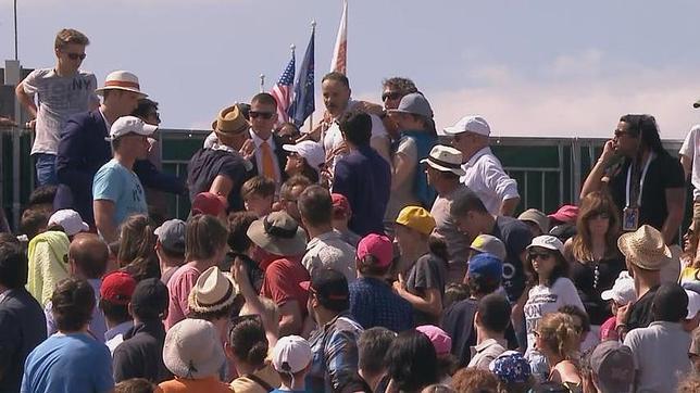 Dos aficionados protagonizan una pelea en las gradas de Roland Garros