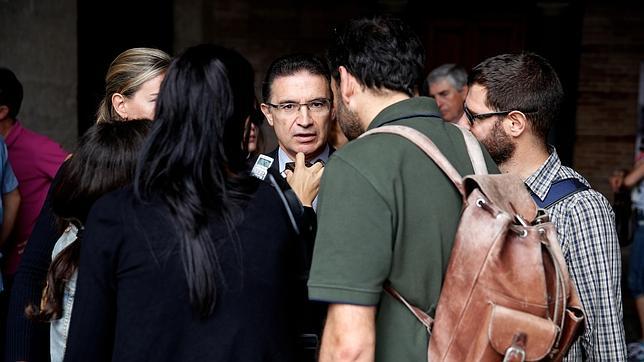 Serafín Castellano atiende a los medios en Valencia en una imagen tomada este jueves