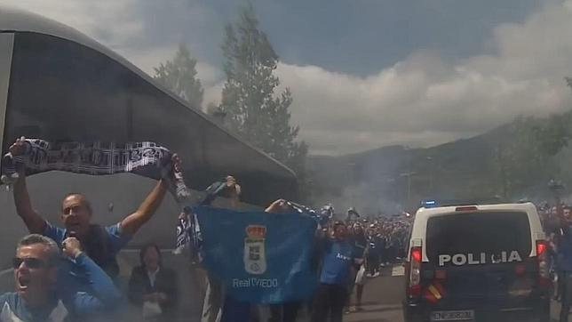 El vídeo del espectacular recibimiento del autobús del Oviedo en el Tartiere