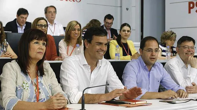 El secretario general del PSOE, Pedro Sánchez (2i), la presidenta del partido, Micaela Navarro (i), el secretario de Organización y Acción Electoral, César Luena (2d), y el secretario de Reformas Democráticas, Ximo Puig (d)