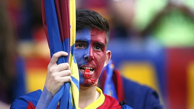 Un seguidor azulgrana en las gradas del Camp Nou