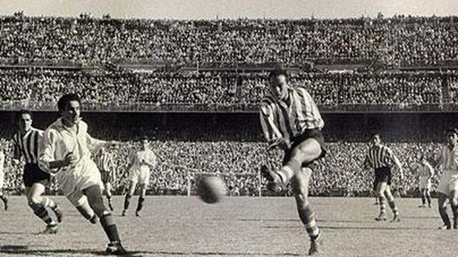 El Athletic ganó al Valencia la final de 1945, disputada en Barcelona
