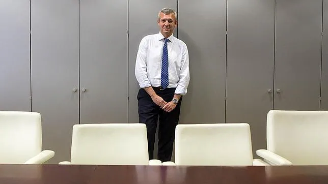 Alfonso Rueda, en la sala de reuniones de la Vicepresidencia de la Xunta en Compostela