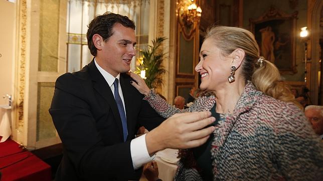 Albert Rivera y Cristina Cifuentes se saludan en la celebración del Foro ABC protagonizado por el primero