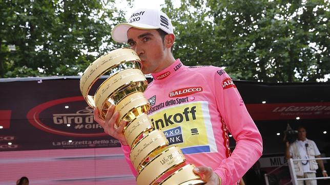 Contador besa el trofeo
