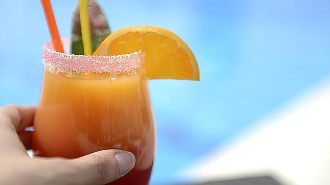 Esta terraza ofrece múltiples cócteles como piña colada, mojito, daiquiri, caipirinha o caipirosca