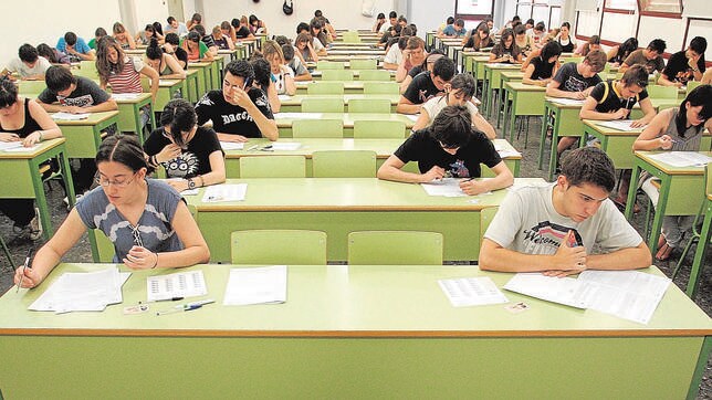 Estudiantes se someten a las pruebas de selctividad en la universidad en Valencia durante la convocatoria pasada