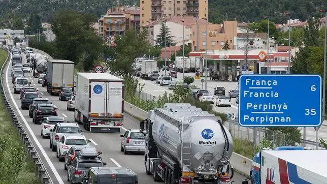 Tramo de la autopista AP-7 colapsado por una manifestación de agricultores franceses el pasado agosto