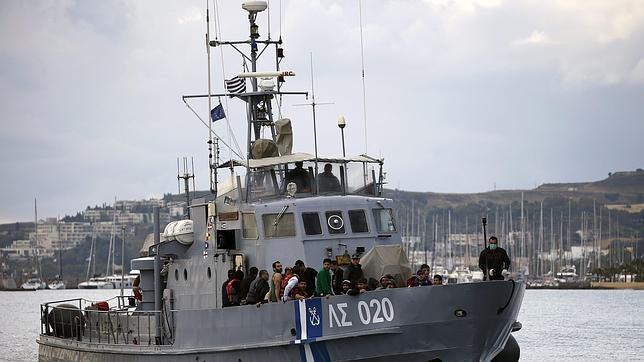 La Guardia Costera turca retiene un barco con refugiados sirios a bordo