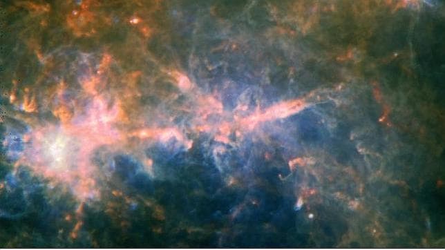 Filamento G49 observado por el observatorio espacial Herschel. Tiene 80.000 masas solares y mide unos 280 años luz