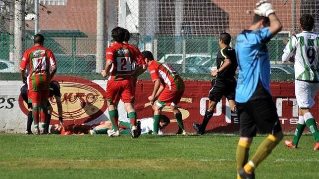 Un jugador del ascenso argentino quedó inconsciente tras chocar con un muro