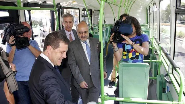 Emiliano García-Page, montado en uno de los seis nuevos autobuses que la empresa Unauto ha puesto a disposición de los toledanos