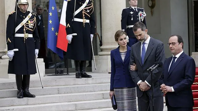 Los Reyes con François Hollande, el pasado marzo en París cuando se suspendió la visita