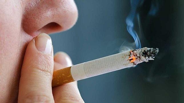 El coste sanitario de los fumadores es de 848 euros de media; el de los no fumadores, de 475