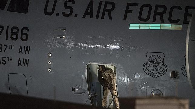 Un integrante de la Fuerza Aérea Estadounidense observa desde un avión C-17 donde se ha transportado al secretario de Estado, John Kerry